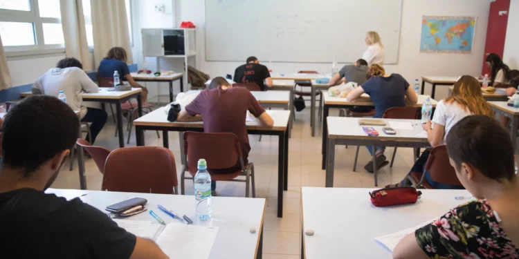 Imagen: Los estudiantes toman su examen de matriculación en matemáticas en Jerusalén el 20 de mayo de 2019 (Noam Revkin Fenton/Flash90)