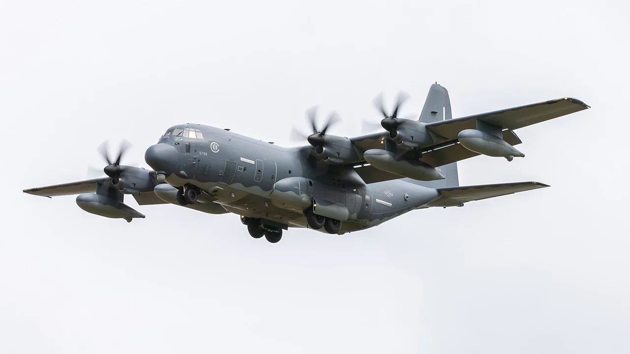 Un MC-130J Commando II del 352.º Regimiento de la Guardia Costera. (Crédito de la imagen: Kai Greet)