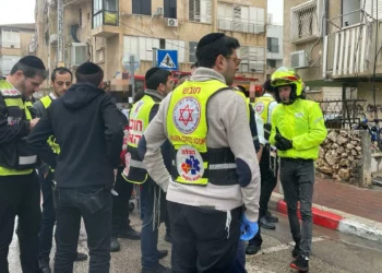 Médicos en el lugar del incendio de un apartamento en Bnei Brak el 31 de diciembre de 2024 (Magen David Adom)