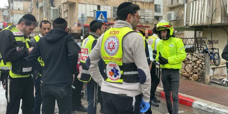 Médicos en el lugar del incendio de un apartamento en Bnei Brak el 31 de diciembre de 2024 (Magen David Adom)