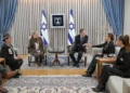 El presidente Isaac Herzog y la primera dama Michal Herzog se reúnen con la familia del rehén Edan Alexander en la residencia presidencial en Jerusalén el 1 de diciembre de 2024 (Kobi Gideon/GPO)