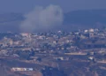 Esta imagen tomada desde el norte de Israel a lo largo de la frontera con el sur del Líbano muestra columnas de humo sobre la aldea libanesa de Khiam, el 2 de diciembre de 2024 (Foto de Jalaa MAREY / AFP)