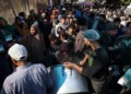 Palestinos desplazados hacen fila para recibir alimentos en un centro de distribución en Deir el-Balah, en el centro de la Franja de Gaza, el 26 de noviembre de 2024 (BASHAR TALEB / AFP)