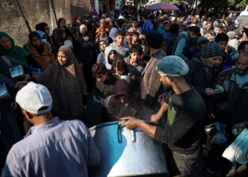 Palestinos desplazados hacen fila para recibir alimentos en un centro de distribución en Deir el-Balah, en el centro de la Franja de Gaza, el 26 de noviembre de 2024 (BASHAR TALEB / AFP)