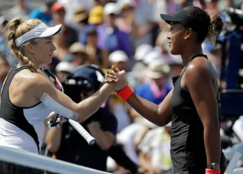 Naomi Osaka, a la derecha, de Japón, estrecha la mano de Julia Glushko, de Israel, después de que Osaka venciera a Glushko durante la segunda ronda del torneo de tenis US Open, el 30 de agosto de 2018, en Nueva York. (Foto AP/Seth Wenig)