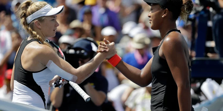 Naomi Osaka, a la derecha, de Japón, estrecha la mano de Julia Glushko, de Israel, después de que Osaka venciera a Glushko durante la segunda ronda del torneo de tenis US Open, el 30 de agosto de 2018, en Nueva York. (Foto AP/Seth Wenig)