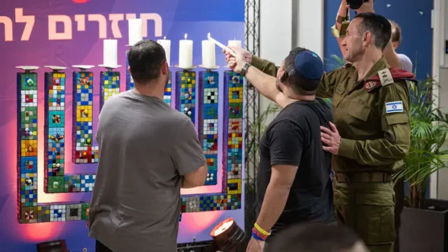 El teniente general Herzi Halevi visita a los soldados heridos en combate