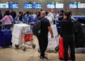 Imagen: Pasajeros en el aeropuerto internacional Ben Gurion, cerca de Tel Aviv, el 31 de octubre de 2024. (Nati Shohat/Flash90)