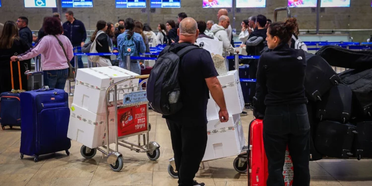 Imagen: Pasajeros en el aeropuerto internacional Ben Gurion, cerca de Tel Aviv, el 31 de octubre de 2024. (Nati Shohat/Flash90)