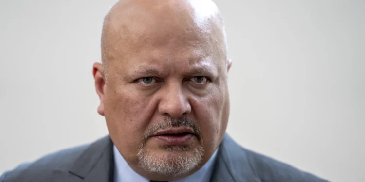 Karim Khan, fiscal de la Corte Penal Internacional, mira hacia arriba antes de una conferencia de prensa en La Haya, Países Bajos, el 3 de julio de 2023. (Foto AP/Peter Dejong)