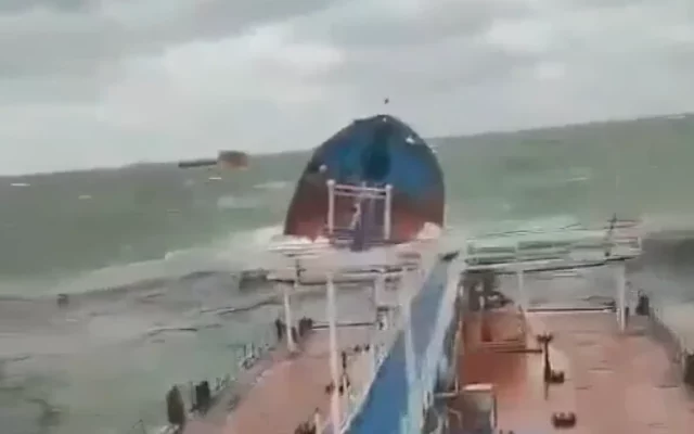 Un petrolero ruso se parte en dos y derrama petróleo en el mar Negro