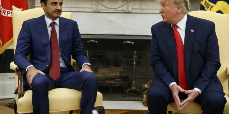 El presidente de Estados Unidos, Donald Trump, se reúne con el emir de Qatar, el jeque Tamim Bin Hamad Al-Thani, en la Oficina Oval de la Casa Blanca, el martes 9 de julio de 2019, en Washington. (Foto AP/Evan Vucci)