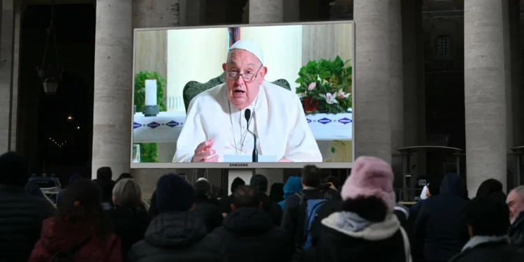 Debido al frío, el rezo del Ángelus del Papa Francisco se transmitirá en vivo en las pantallas de la plaza de San Pedro en el Vaticano, el 22 de diciembre de 2024. (Alberto PIZZOLI / AFP)