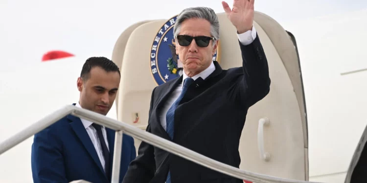 El secretario de Estado de Estados Unidos, Antony Blinken, saluda a su llegada a la ciudad de Aqaba, en el mar Rojo, en Jordania, el 12 de diciembre de 2024 (ANDREW CABALLERO-REYNOLDS / AFP)