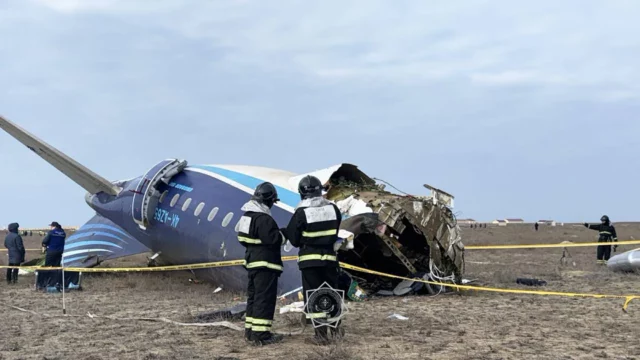 Azerbaiyán afirma que Rusia derribó el avión y trató de ocultarlo
