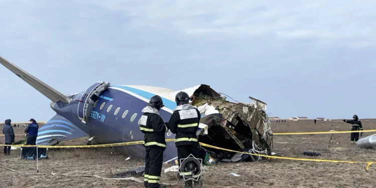 Especialistas trabajan en el lugar del accidente del avión de pasajeros de Azerbaijan Airlines, cerca de la ciudad de Aktau, en el oeste de Kazajstán, el 25 de diciembre de 2024. (Documento / Ministerio de Situaciones de Emergencia de Kazajstán vía AFP)