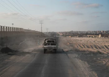 Soldados israelíes patrullan a lo largo del Corredor Filadelfia en la Franja de Gaza el 13 de septiembre de 2024 (Sharon ARONOWICZ / AFP)