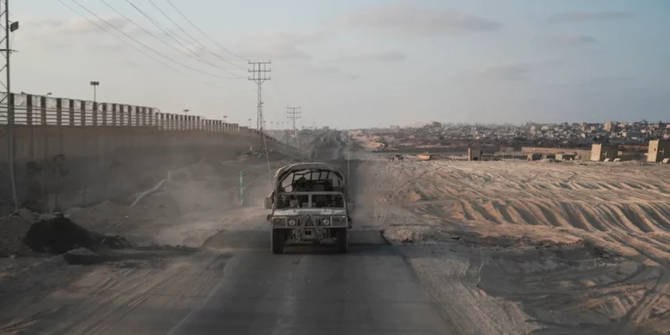 Soldados israelíes patrullan a lo largo del Corredor Filadelfia en la Franja de Gaza el 13 de septiembre de 2024 (Sharon ARONOWICZ / AFP)