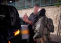 Un hombre israelí es detenido bajo sospecha de espiar para Irán en una fotografía publicada el 9 de diciembre de 2024. (Policía de Israel)
Un hombre israelí es detenido bajo sospecha de espiar para Irán en una fotografía publicada el 9 de diciembre de 2024. (Policía de Israel)