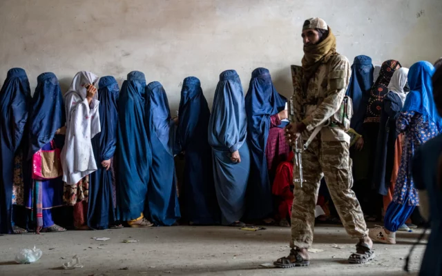 Talibanes ordenan cierre de ONG con mujeres empleadas en Afganistán