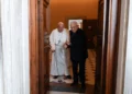 Esta fotografía, tomada y distribuida el 12 de diciembre de 2024 por The Vatican Media, muestra al Papa Francisco durante su audiencia privada con el presidente de la Autoridad Palestina, Mahmud Abbas, en el Vaticano. (Fotografía de Handout / VATICAN MEDIA / AFP)