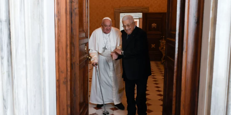 Esta fotografía, tomada y distribuida el 12 de diciembre de 2024 por The Vatican Media, muestra al Papa Francisco durante su audiencia privada con el presidente de la Autoridad Palestina, Mahmud Abbas, en el Vaticano. (Fotografía de Handout / VATICAN MEDIA / AFP)