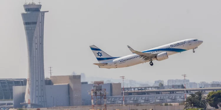 Un vuelo de El Al despega del Aeropuerto Internacional Ben Gurion, en las afueras de Tel Aviv, el 25 de agosto de 2024. (Yossi Aloni/Flash90)