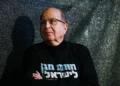 Moshe Ya'alon asiste a una protesta por la liberación de los israelíes tomados como rehenes en la Franja de Gaza y por elecciones anticipadas, cerca de la Knéset en Jerusalén, el 28 de octubre de 2024 (Arie Leib Abrams/Flash90)