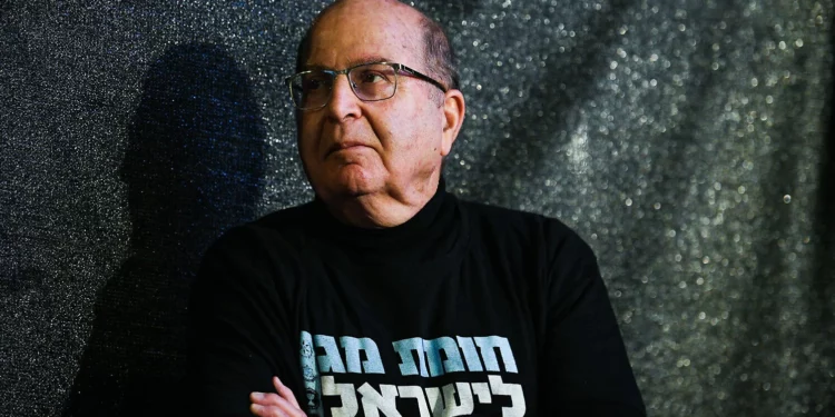 Moshe Ya'alon asiste a una protesta por la liberación de los israelíes tomados como rehenes en la Franja de Gaza y por elecciones anticipadas, cerca de la Knéset en Jerusalén, el 28 de octubre de 2024 (Arie Leib Abrams/Flash90)