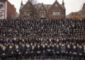 Una foto grupal de la Conferencia Anual de Emisarios de Jabad-Lubavitch, tomada en la sede de Jabad en Nueva York, el 1 de diciembre de 2024 (Foto AP/Yuki Iwamura)