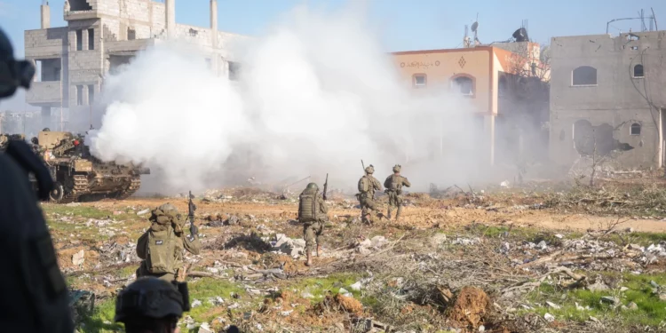 Tropas de la Brigada Nahal operan en Beit Janún, en el norte de Gaza, en una foto difundida por las FDI el 3 de enero de 2025. (Fuerzas de Defensa de Israel)