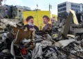 Carteles de los líderes asesinados de Hezbolá, Hassan Nasrallah (izq.) y Hashem Safieddine, se colocan en medio de la destrucción causada por los ataques israelíes en la ciudad de Nabatieh, en el sur del Líbano, el 4 de diciembre de 2024. (Mahmoud Zayyat/AFP)