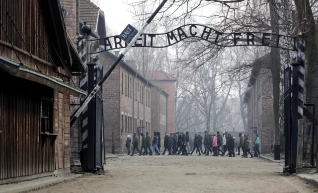 Museo de Auschwitz condena imágenes falsas de víctimas generadas por IA