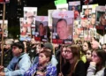 Manifestación israelí en la plaza de rehenes de Tel Aviv, el 21 de diciembre de 2024, para pedir la liberación de los rehenes retenidos por Hamás. (Avshalom Sassoni/Flash90)