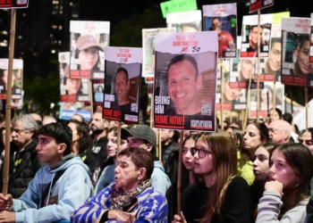 Manifestación israelí en la plaza de rehenes de Tel Aviv, el 21 de diciembre de 2024, para pedir la liberación de los rehenes retenidos por Hamás. (Avshalom Sassoni/Flash90)