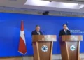 El ministro de Asuntos Exteriores, Gideon Sa'ar (derecha), y el ministro de Asuntos Exteriores de Dinamarca, Lars Løkke Rasmussen, hablan en una conferencia de prensa en el Ministerio de Asuntos Exteriores en Jerusalén el 13 de enero de 2025. (Amy Spiro/Times of Israel)