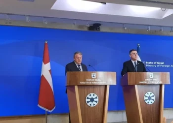 El ministro de Asuntos Exteriores, Gideon Sa'ar (derecha), y el ministro de Asuntos Exteriores de Dinamarca, Lars Løkke Rasmussen, hablan en una conferencia de prensa en el Ministerio de Asuntos Exteriores en Jerusalén el 13 de enero de 2025. (Amy Spiro/Times of Israel)