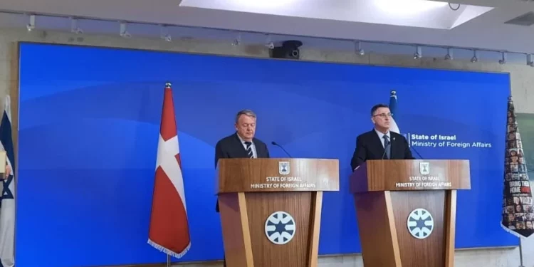 El ministro de Asuntos Exteriores, Gideon Sa'ar (derecha), y el ministro de Asuntos Exteriores de Dinamarca, Lars Løkke Rasmussen, hablan en una conferencia de prensa en el Ministerio de Asuntos Exteriores en Jerusalén el 13 de enero de 2025. (Amy Spiro/Times of Israel)