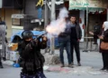 Las fuerzas de seguridad de la Autoridad Palestina utilizan gases lacrimógenos para dispersar una protesta contra su operación de seguridad en Jenin, Judea y Samaria, el 16 de diciembre de 2024. (Jaafar Ashtiyeh/AFP)