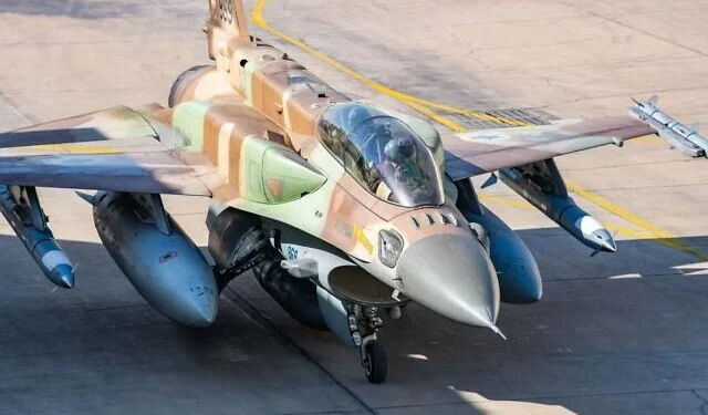 Aviones de combate F-16I de la IAF se preparan para despegar de la base aérea de Ramon, en el sur de Israel, para atacar a los hutíes en Yemen, el 10 de enero de 2025. (Fuerzas de Defensa de Israel)