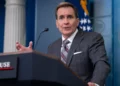 El portavoz del Consejo de Seguridad Nacional de la Casa Blanca, John Kirby, habla en la sesión informativa diaria en la Casa Blanca en Washington, el 23 de octubre de 2024. (AP/ Ben Curtis)