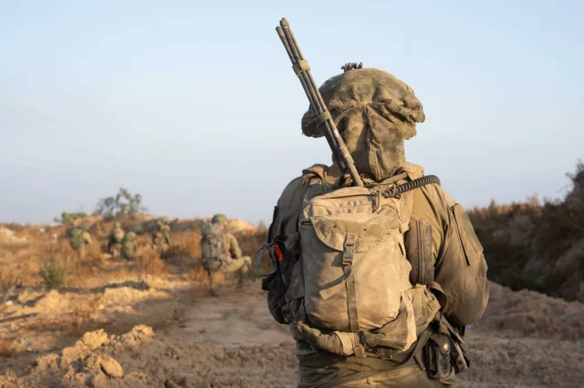 Autoridades británicas critican a Jabad por recaudar fondos para soldado FDI