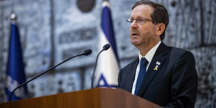 El presidente Isaac Herzog asiste a una conferencia de emergencia sobre el estado de salud de los rehenes israelíes en la Franja de Gaza en la residencia presidencial en Jerusalén, el 10 de diciembre de 2024. (Oren Ben Hakoon/Flash90)