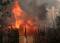 El incendio de Palisades arrasa un vecindario en medio de fuertes vientos en el barrio de Pacific Palisades de Los Ángeles, el 8 de enero de 2025. (Foto AP/Damian Dovarganes)