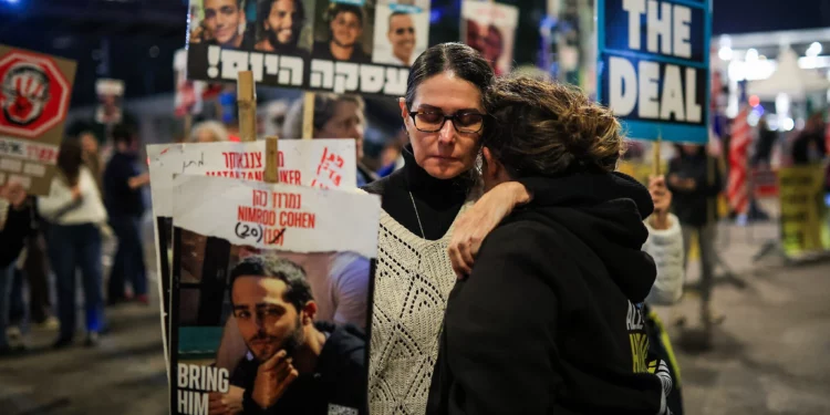 Los manifestantes reaccionan después de que se anunciara un acuerdo de alto el fuego entre Israel y Hamás, durante una protesta que pide la liberación de los rehenes israelíes retenidos en la Franja de Gaza en Tel Aviv el 15 de enero de 2025. (Itai Ron/Flash90)