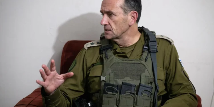 El teniente general Herzi Halevi, jefe del Estado Mayor de las Fuerzas de Defensa de Israel, habla con las tropas en Beit Janún, en el norte de Gaza, el 16 de enero de 2025. (Fuerzas de Defensa de Israel)