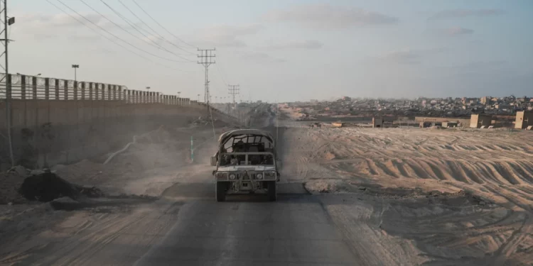 Soldados israelíes patrullan el Corredor Filadelfia en la Franja de Gaza el 13 de septiembre de 2024. (Sharon ARONOWICZ / AFP)