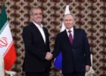 En esta fotografía compartida por la agencia estatal rusa Sputnik, el presidente de Rusia, Vladimir Putin, se reúne con el presidente de Irán, Masoud Pezeshkian, en Ashgabat, Turkmenistán, el 11 de octubre de 2024. (Alexander SHCHERBAK / POOL / AFP)