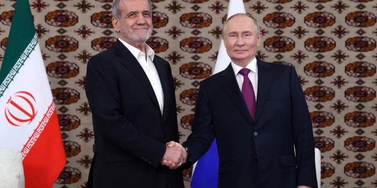 En esta fotografía compartida por la agencia estatal rusa Sputnik, el presidente de Rusia, Vladimir Putin, se reúne con el presidente de Irán, Masoud Pezeshkian, en Ashgabat, Turkmenistán, el 11 de octubre de 2024. (Alexander SHCHERBAK / POOL / AFP)