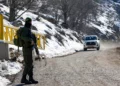 Un soldado israelí hace guardia en la estación de esquí de Hermon, en la frontera con Siria y el Líbano, durante una gira de prensa organizada por las FDI, el 8 de enero de 2025. (Jalaa MAREY / AFP)